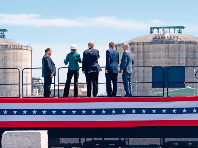 US-Präsident Trump (M.) bei der Einweihung eines Flüssiggas-Terminals in Louisiana: 'Mit Druck die Marktöffnung erzwingen'