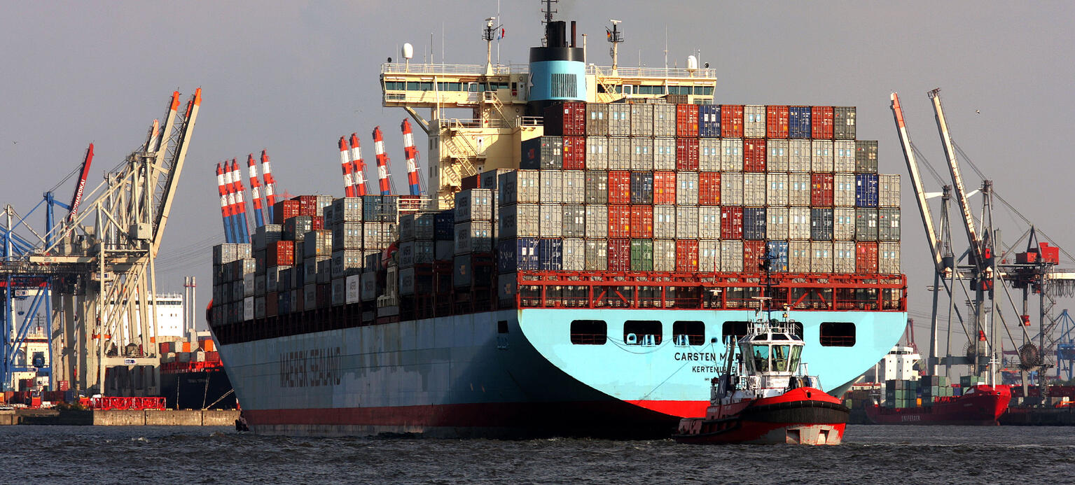 Container-Frachter von Maerks Logistic im Hamburger Hafen, April 2009