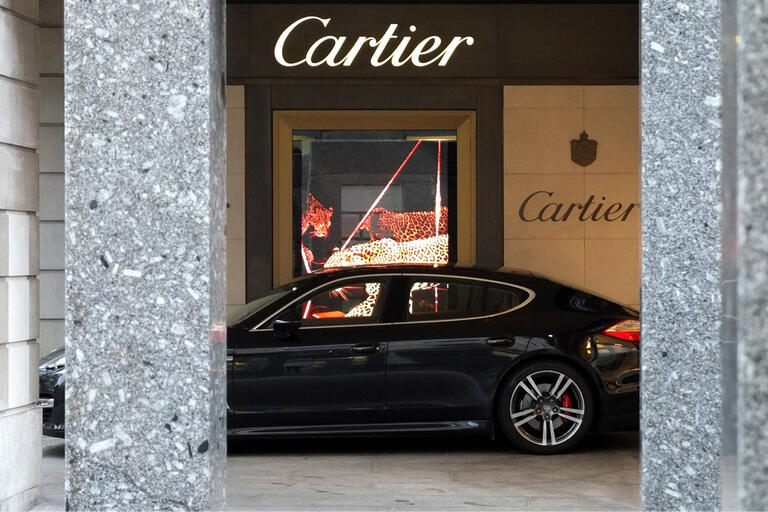 Ein Porsche Panamera steht am 31.08.2012 vor einem Cartier Juwelier in Zürich.