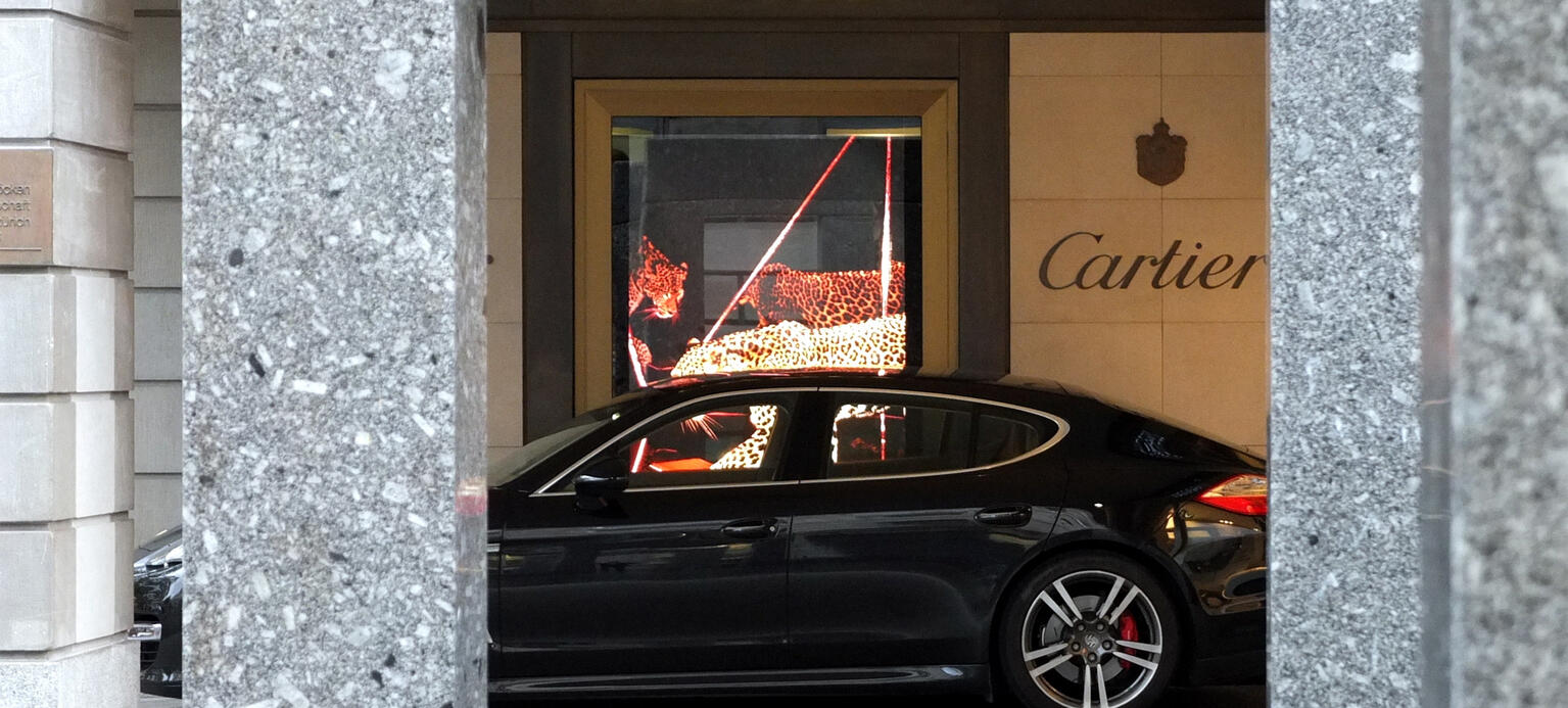 Ein Porsche Panamera steht am 31.08.2012 vor einem Cartier Juwelier in Zürich.