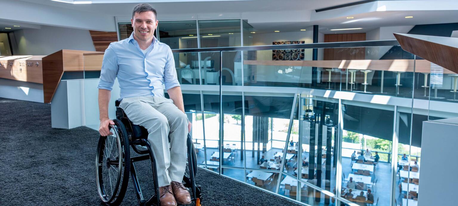 Liridon Haziraj, Schwerbehindertenvertreter bei Linde in München im Lichthof