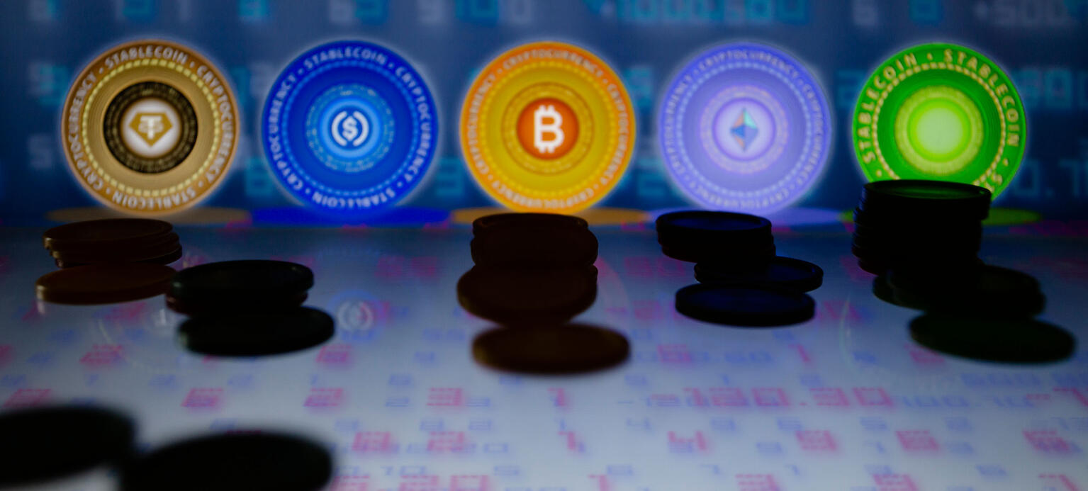 Symbolbild verschiedener Münzen von Kryptowährung