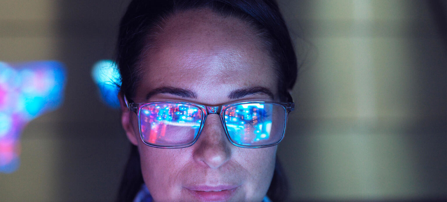 Engineer examining AI technology with reflection on eyeglasses - Künstliche Intelligenz