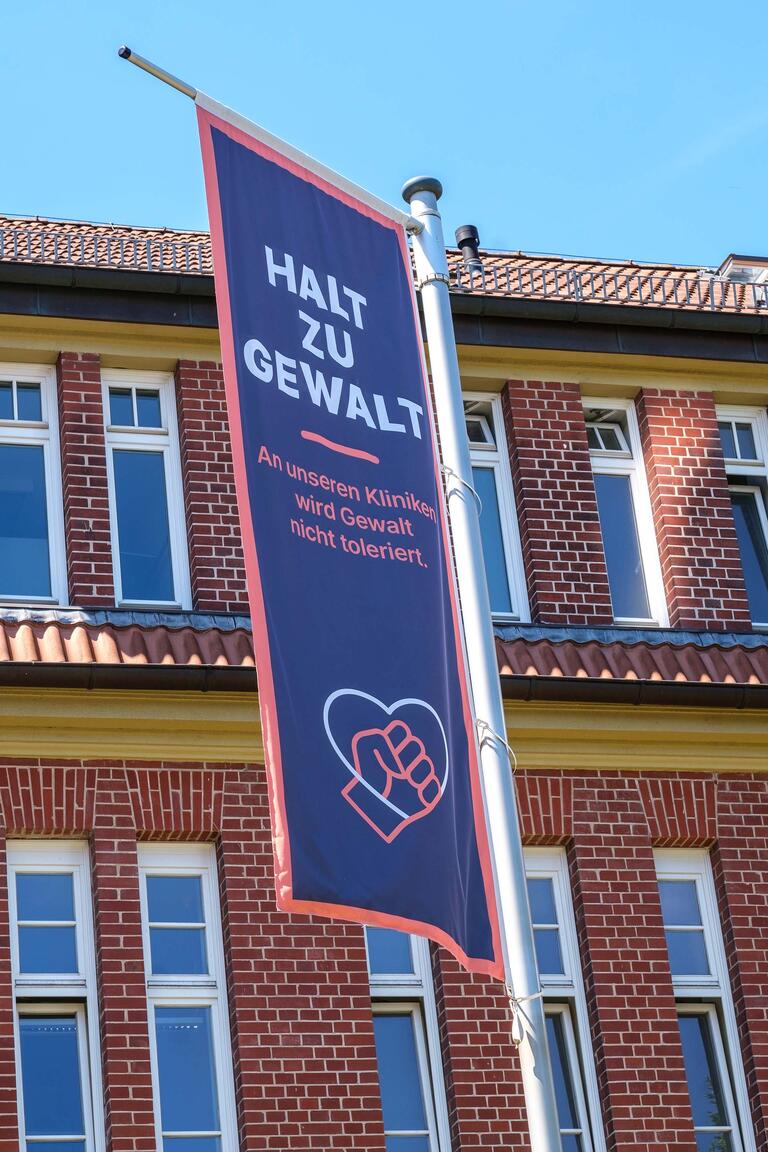 Bild mit Fahne der Kampagne 'Halt zu Gewalt'