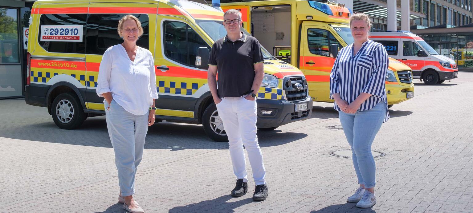 Gruppenbild der Betriebsräte  Sonja Guder, Thomas  Haul und Rebecca  Stüdemann (v. l. n. r.)  auf dem Gelände der Asklepios-Kliniken  in Hamburg