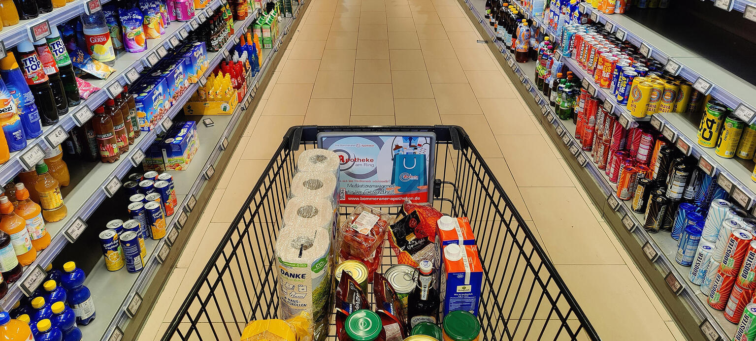 Einkaufswagen wird durch einen Gang geschoben, Supermarkt, Witten, Deutschland, Europa
