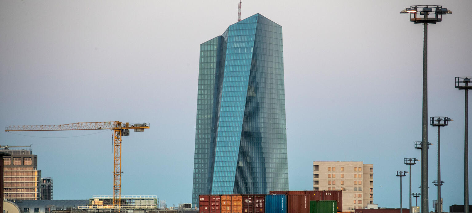 EZB in Frankfurt mit Containern