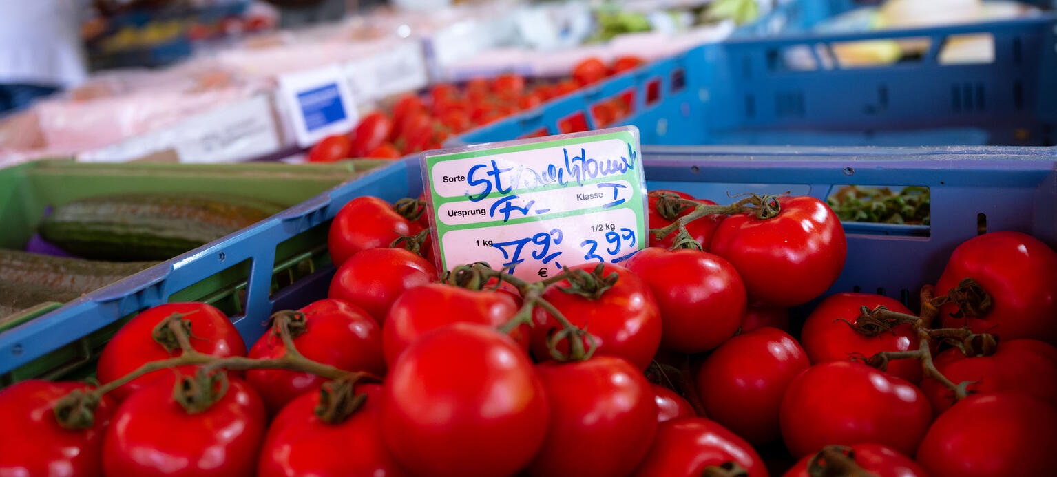 Tomaten und andere Gemüsesorten an einem Marktstand