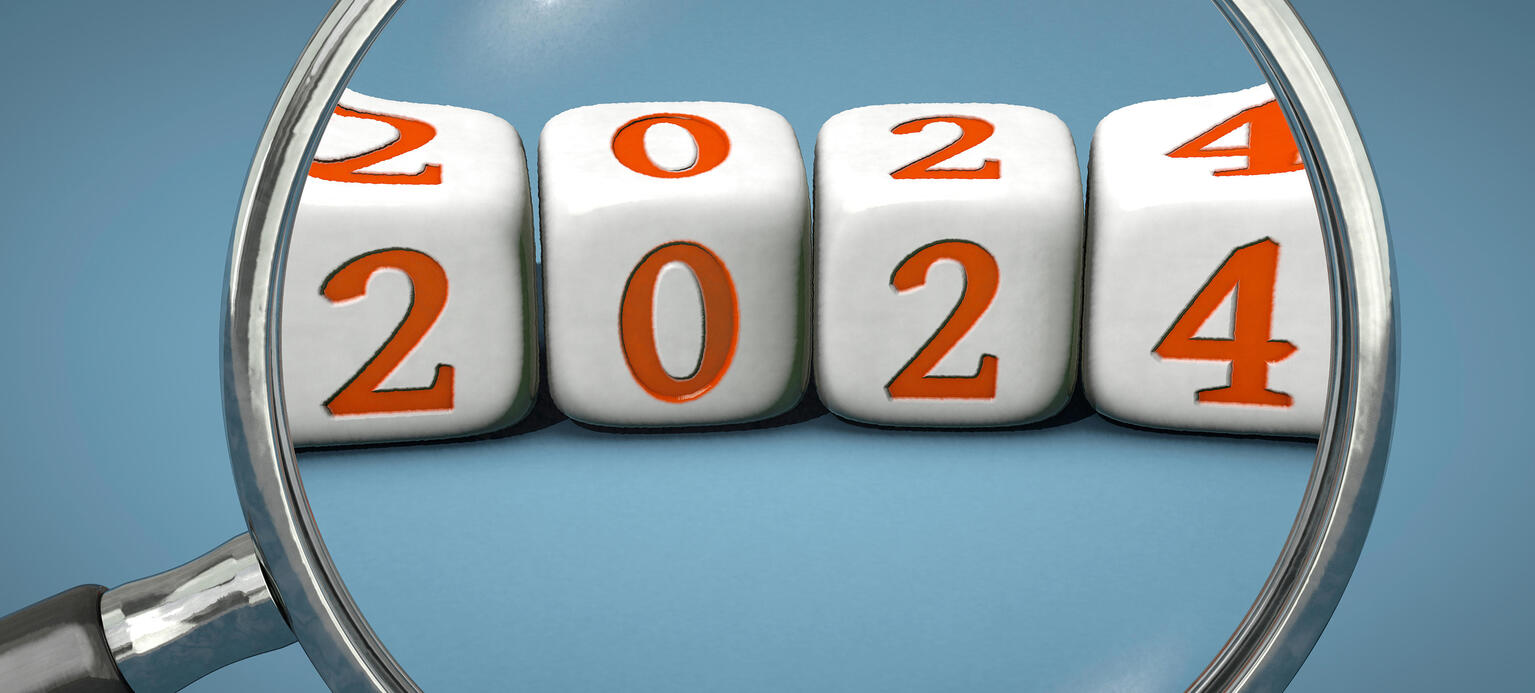 Symbolbild zum Thema Jahresbeginn, durch eine Lupe sieht man die Zahl 2024,, Jahreszahl 202Kündigungstermine Tarifverträge
