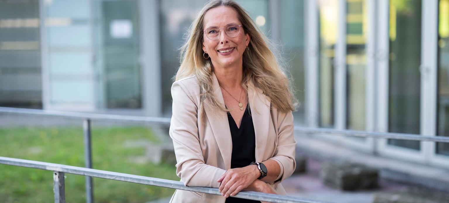 Portraitfoto von Nicole Simons, Aufsichtsrätin beim Baukonzern Hochtief