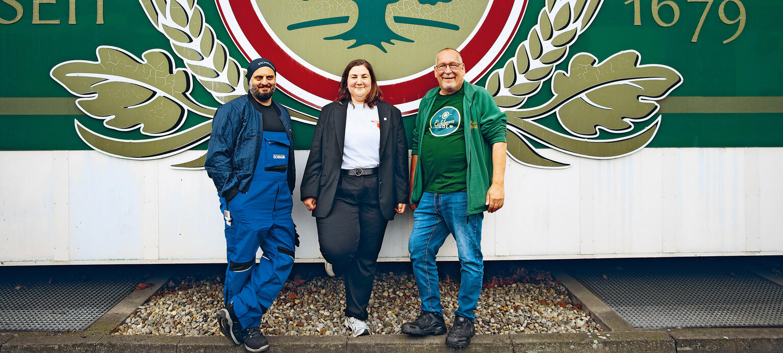 Betriebsratsvorsitzender Michael Schrah (rechts), Gewerkschafssekretärin Stephanie Albicker und Betriebsrat Umut As