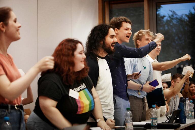 Stehende Teilnehmende beim Planspiel zu Tarifverhandlungen während der Sommerakademie