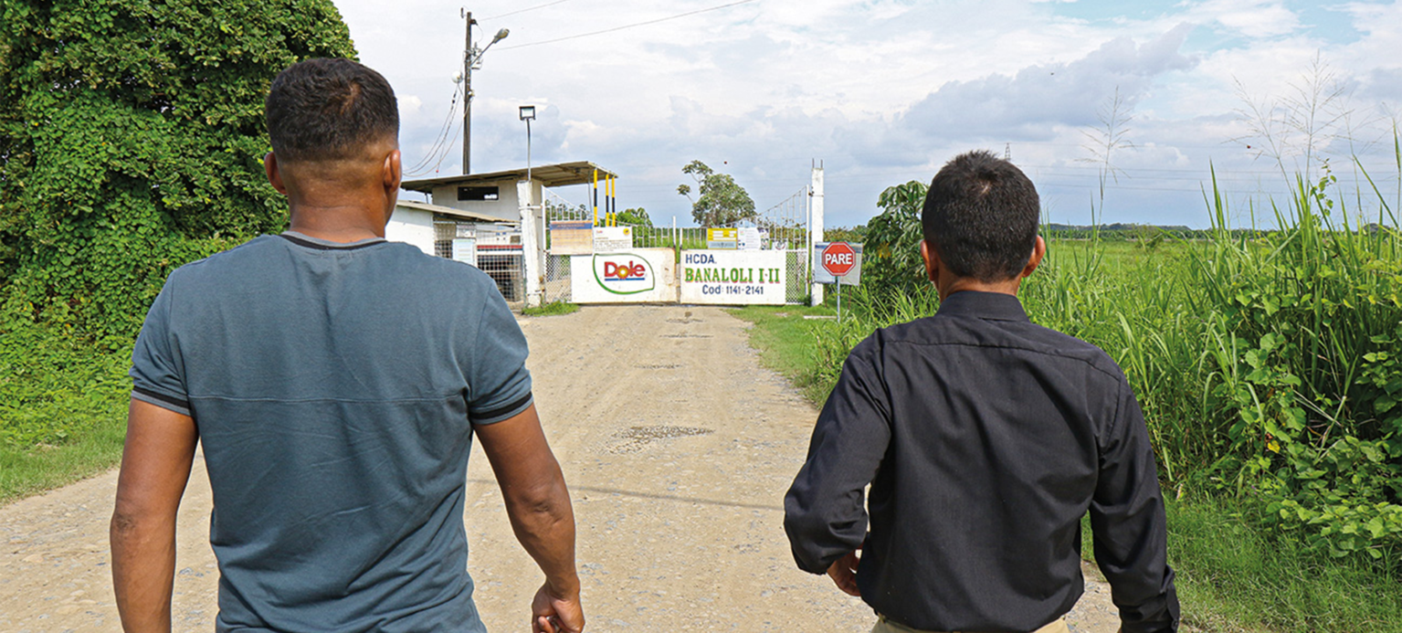 Ruben Caicedo* und Julio Vanegas* vor dem Eingang von Megabanana: Ein Foto mit Gesicht wäre ein Risiko.