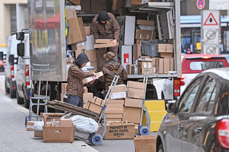 Arbeiter beim Verladen von Paketen für den Versand