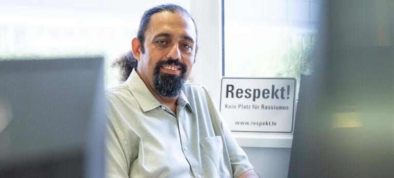 Portrait Alireza Chavdarian, Betriebsrat bei Bosch in Reutlingen am Schreibtisch