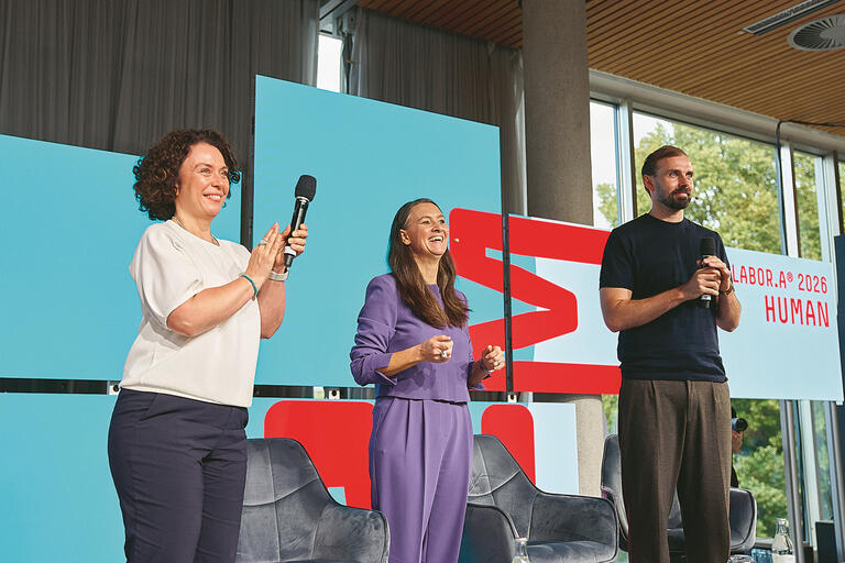 Die Moderatoren Julia Kropf und Martin Hoffman mit Claudia Bogedan 