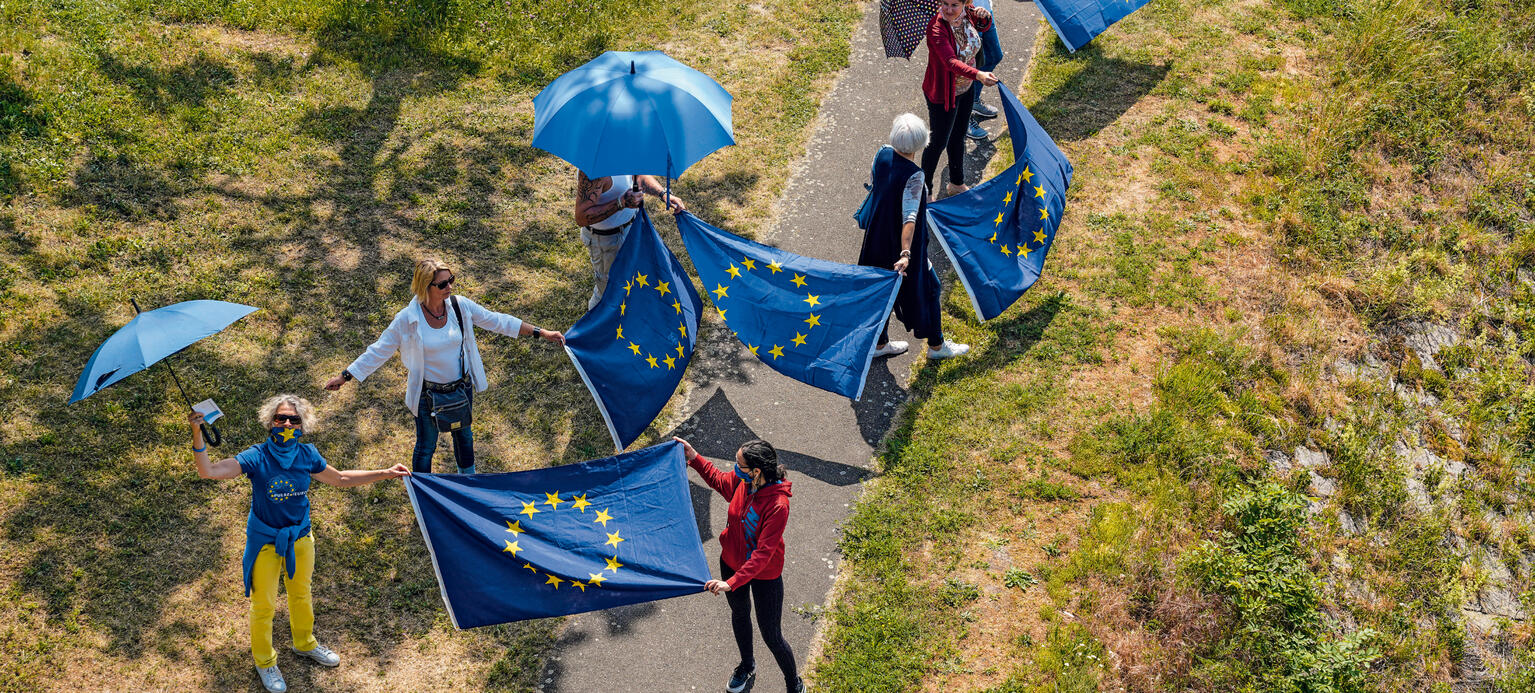 Hier demonstrieren Menschen an der Grenze am Rheinufer von Kehl und Straßburg für die deutsch- französische Freundschaft und gegen geschlossene Grenzen.