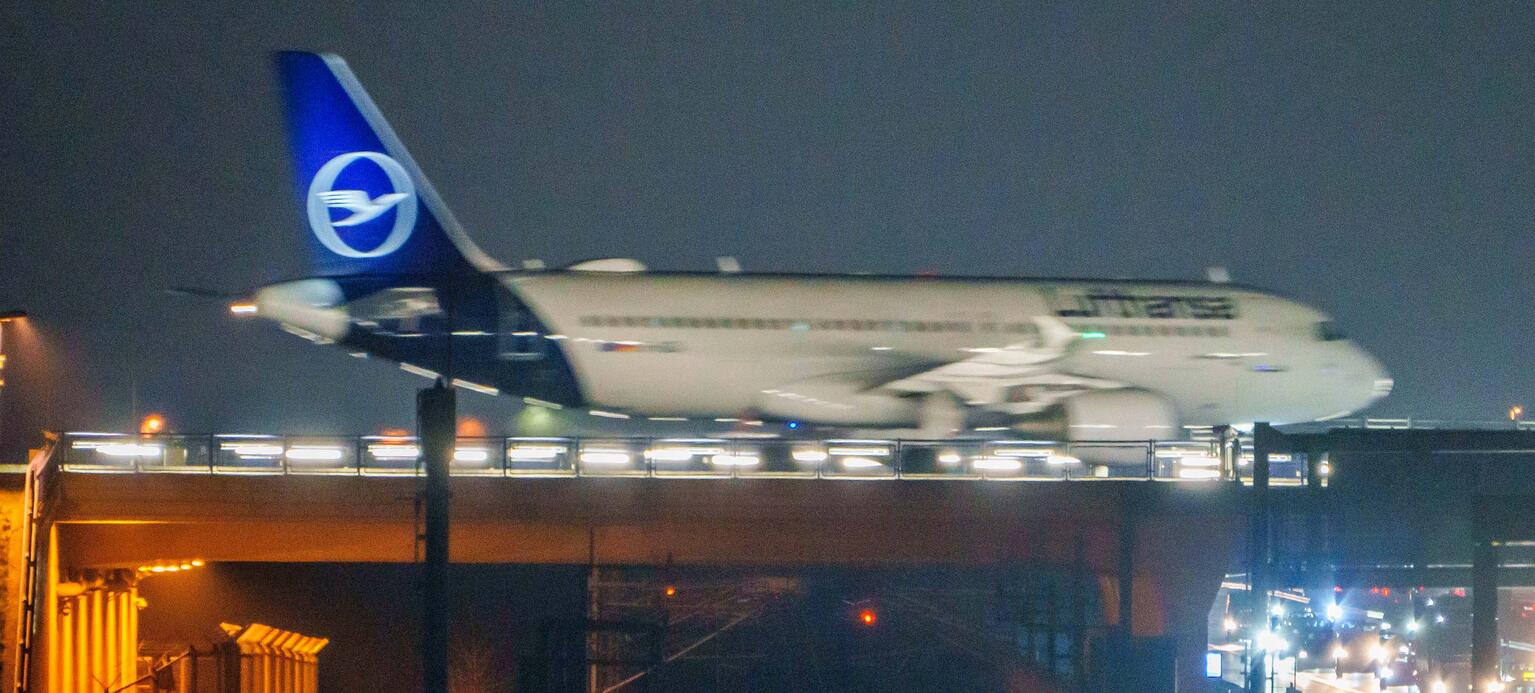 Nachtaufnahme einer Lufthansa, die über das Flugfeld am Frankfurter Flughafen rollt.