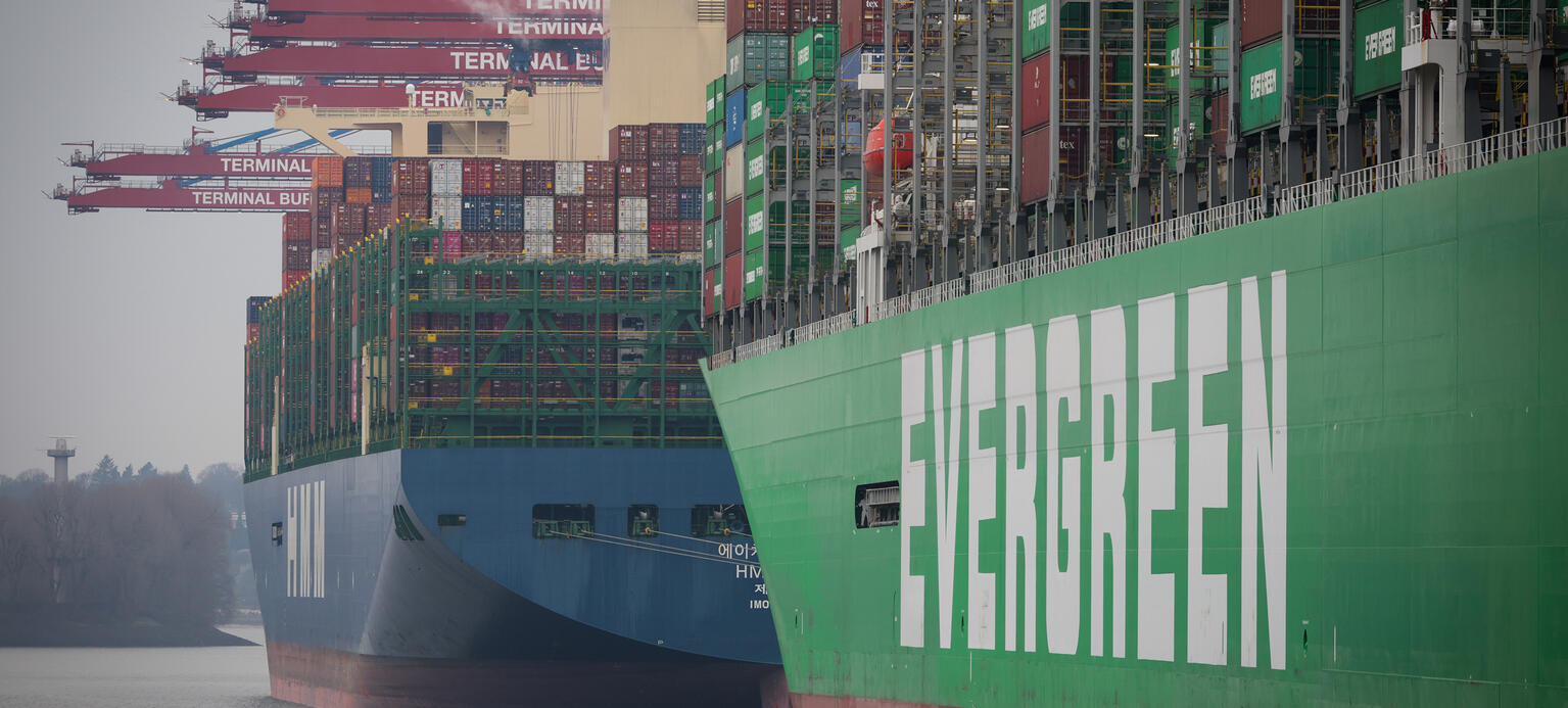 Zwei Containerschiffe liegen am Terminal Burchardkai (CTB) der Hamburger Hafen und Logistik AG (HHLA) im Hamburger Hafen. 