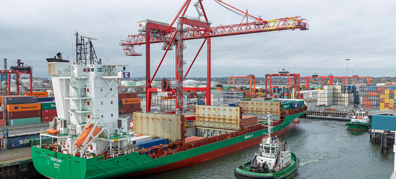 Containerschiff, Containerbrücke, Schlepper, Hafen, Dublin, Republik Irland.