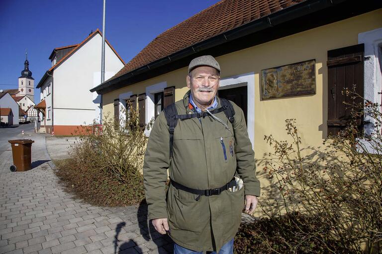 Gerhard Braun vor dem Hans-Böckler-Haus in Trautskirchen