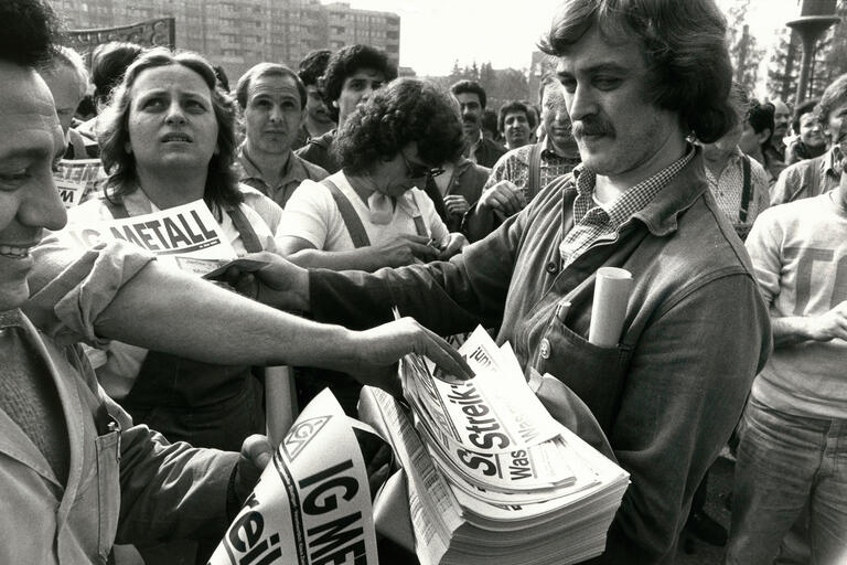 Historische Aufnahme: Streikhelfer im Mai 1984 bei Daimler in Sindelfingen