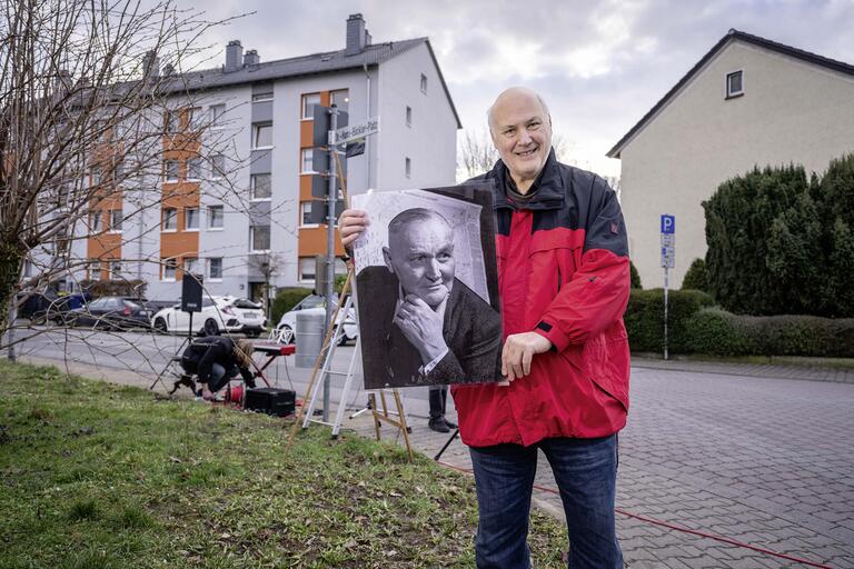 Prof. Wolfgang Schneider mit Böcker-Foto und Böcklersiedlung in Bischofsheim im Hintergrund