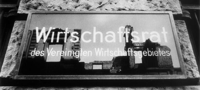 historische Aufnahme vom Wirtschaftsrat der Bizone, der in einem Seitenflügel der Frankfurter Börse