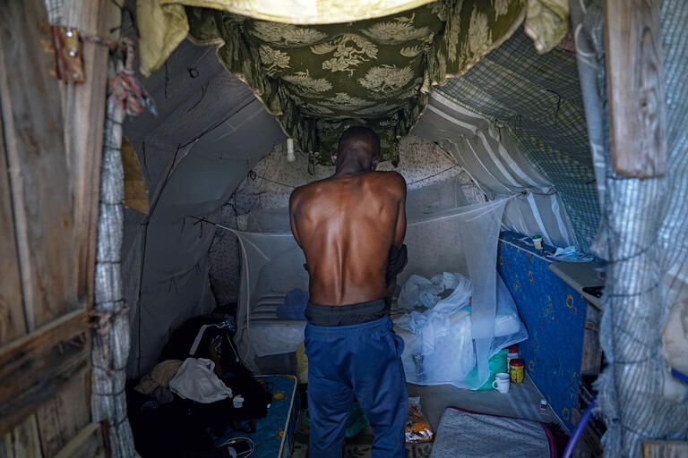 Junger Mann aus Ghana in seiner Hütte in Lucena del Puerto