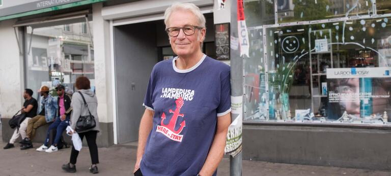 Verdi-Gewerkschafter Peter Bremme an dem Platz in Hamburg, wo bis 2020 das Zelt der Gruppe „Lampedusa in Hamburg“ stand.