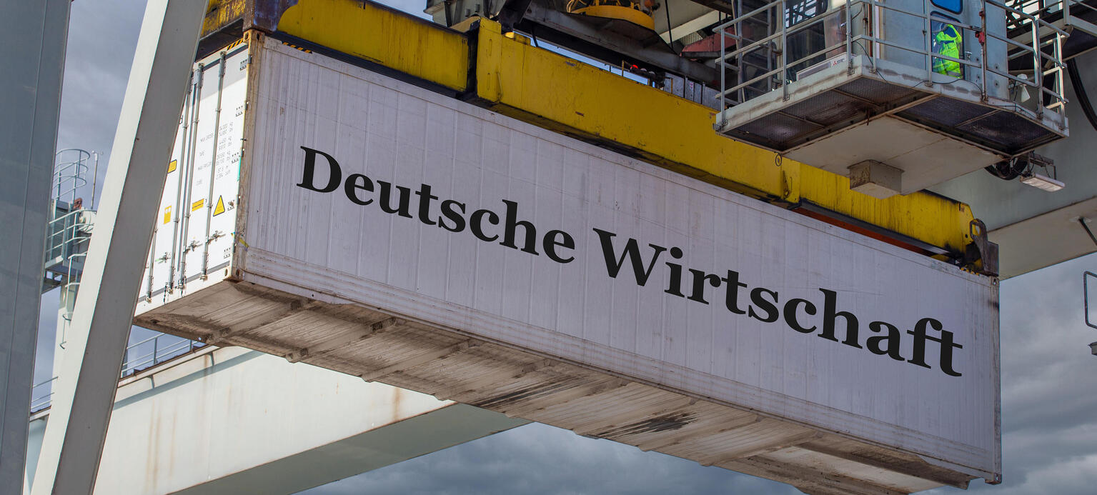 Schriftzug DEUTSCHE WIRTSCHAFT auf einem Schiffscontainer.