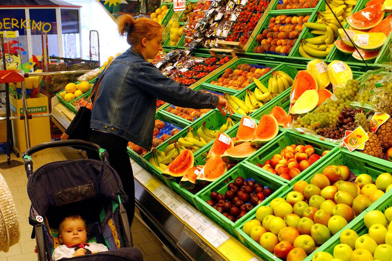 Berlin: Einkauf in einem Supermarkt - eine junge Frau mit einem Kinderwagen sucht an der Obsttheke in einem Spar-Markt in Berlin-Treptow Bananen aus, PM NWI 2023
