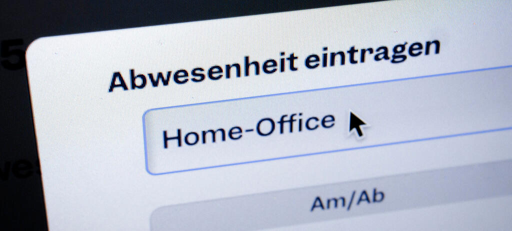 Symbolfoto zum Thema Home-Office. Der Begriff Home-Office wird in einem digitalen Zeiterfassungsprogramm auf einem Computer angezeigt.