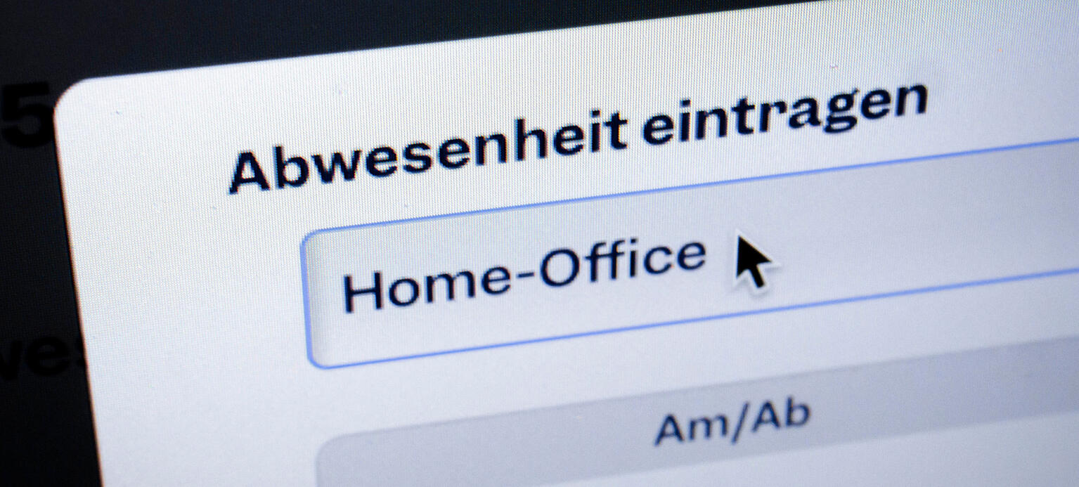 Symbolfoto zum Thema Home-Office. Der Begriff Home-Office wird in einem digitalen Zeiterfassungsprogramm auf einem Computer angezeigt.