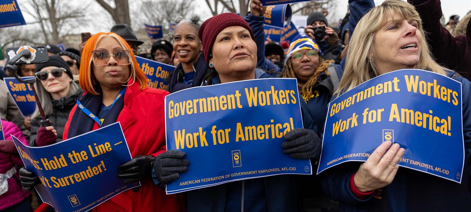 Mitglieder der Gewerkschaft American Federation of Government Employees (AFGE) protestieren während einer Kundgebung zur Verteidigung von Bundesangestellten am 11. Februar 2025 in Washington, DC, gegen Entlassungen.