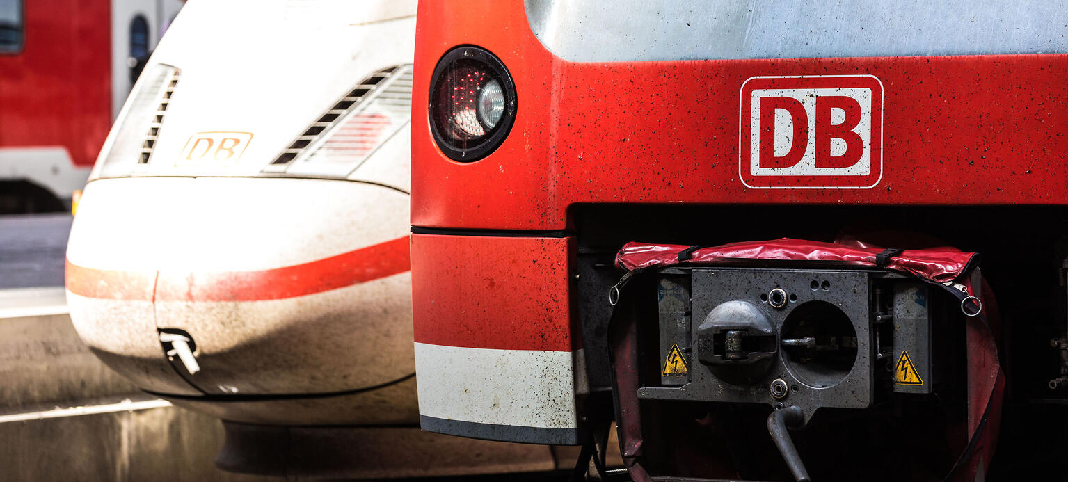 Zwei Loks der Deutschen Bahn in Nahaufnahme.