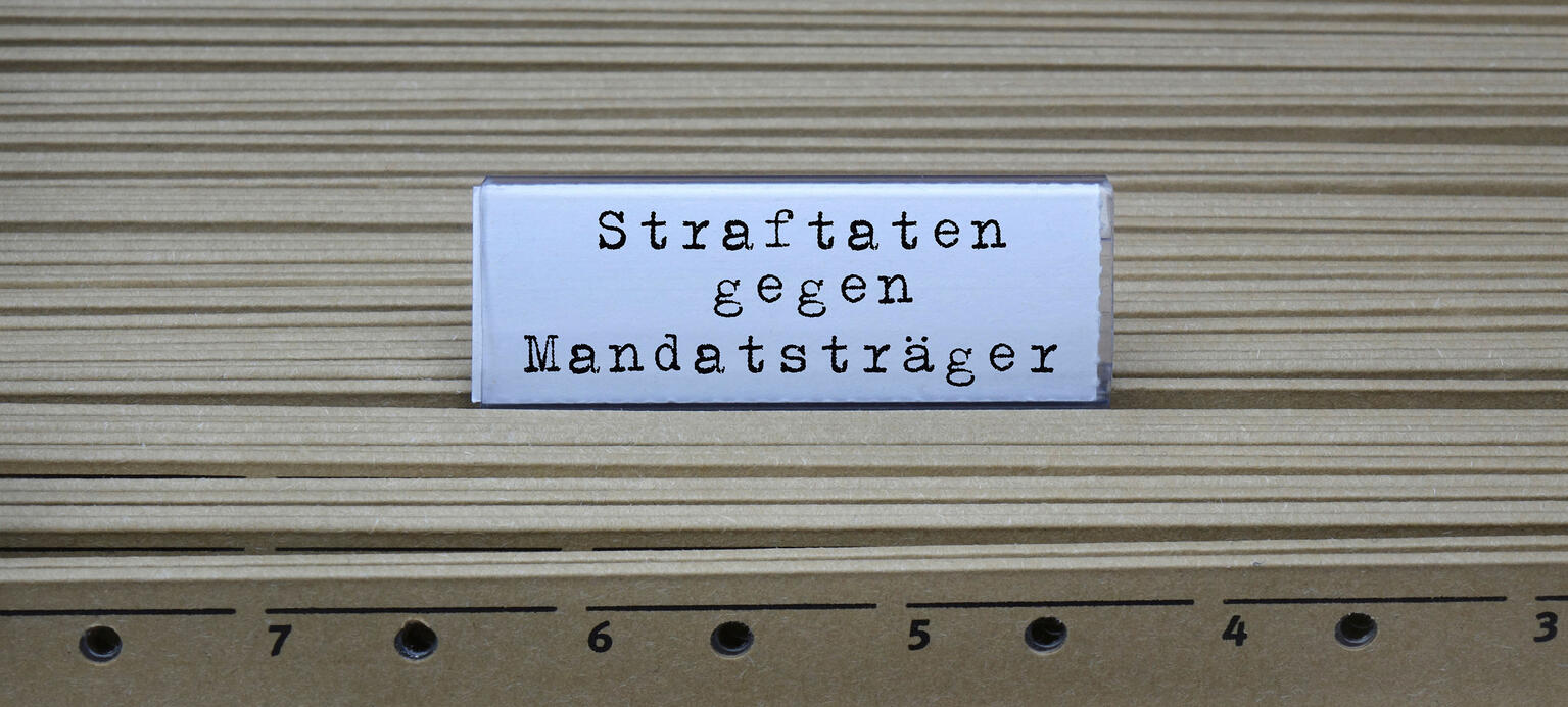 An einem Haengeregister befindet sich der Schriftzug Straftaten gegen Mandatssträger.