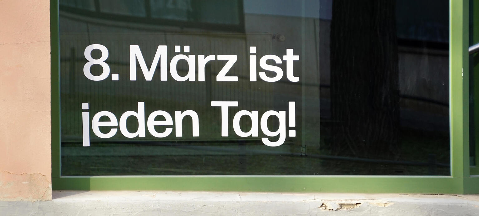 Symbolbild: Schriftzug 'Frauentag ist jeden Tag', steht auf einer Schaufensterscheibe.