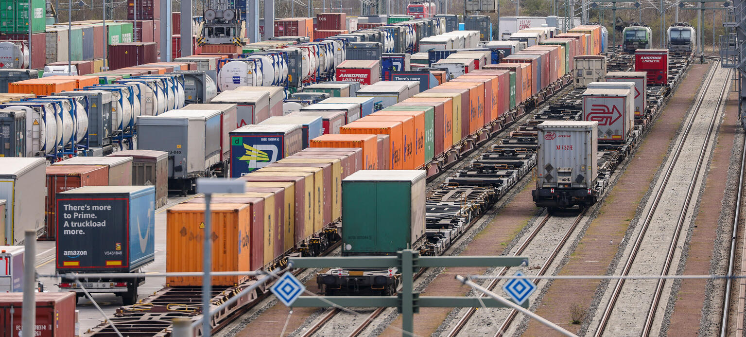 Kranbrücken schlagen Container von der Schiene auf die Straße im DUSS-Terminal Leipzig-Wahren um. 