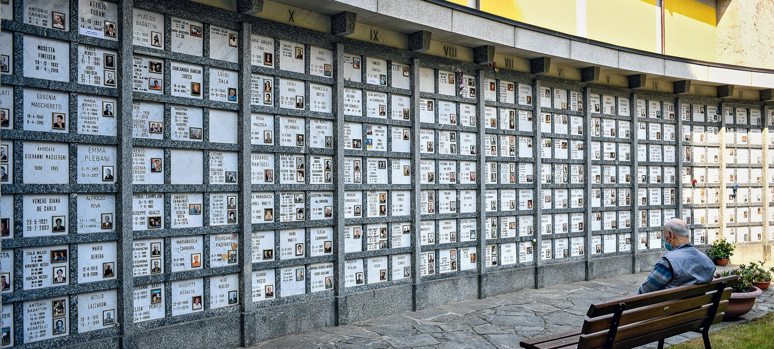 Friedhof in Bergamo, einer der am schlimmsten betro enen Regionen der Corona-Krise, mit Gräbern von an Covid-19 Verstorbenen