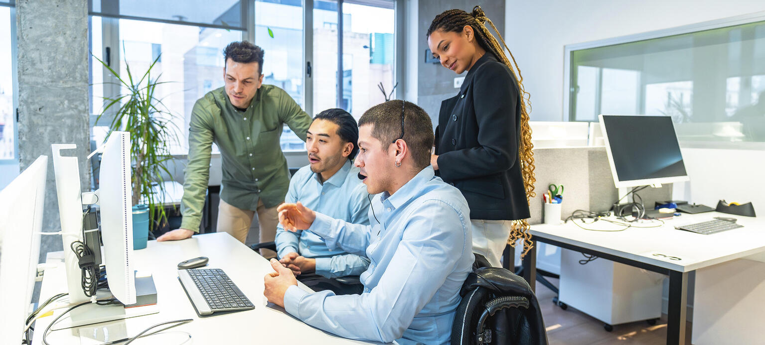 Geschäftskollegen, darunter eine Person im Rollstuhl.