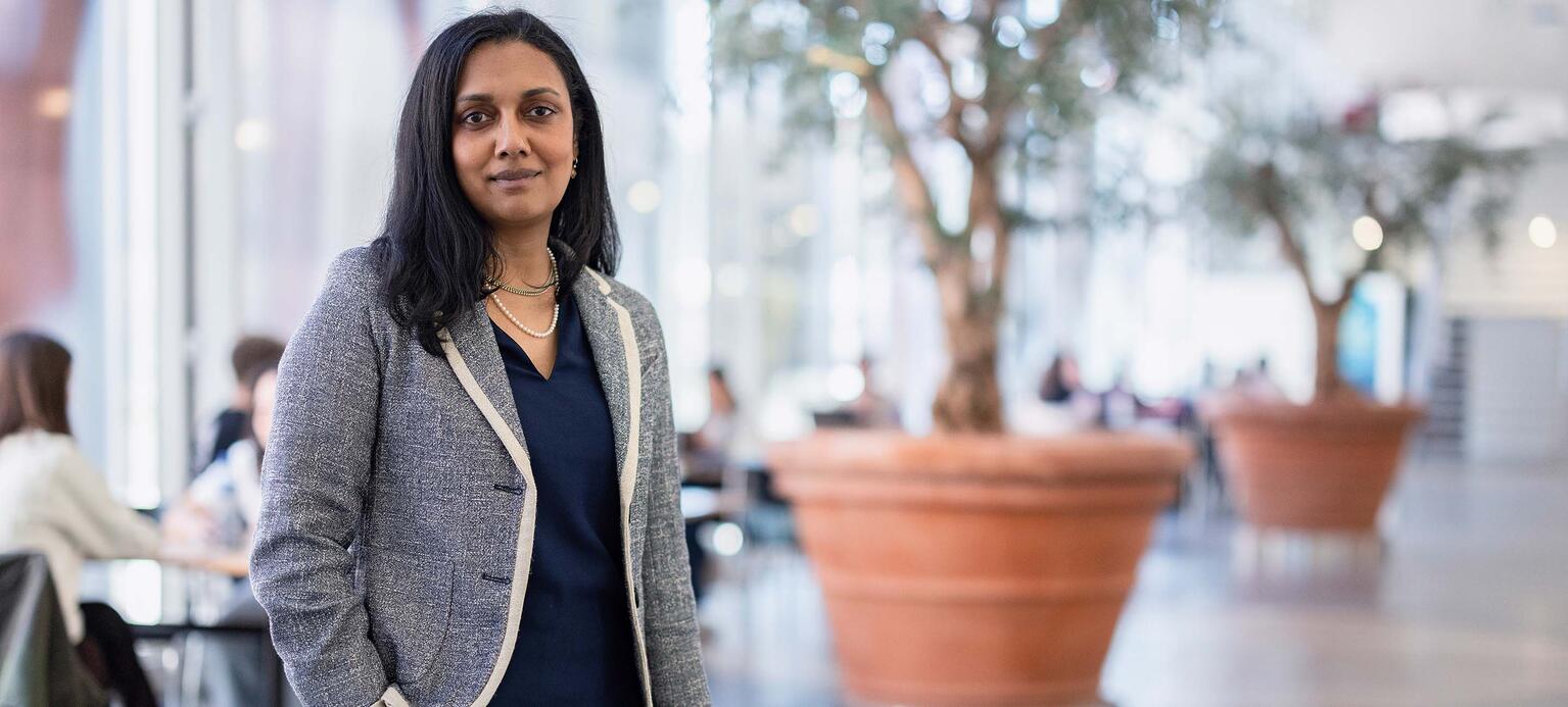 Portait der Kulturwissenschaftlerin Silvy Chakkalakal in Uni-Gebäude