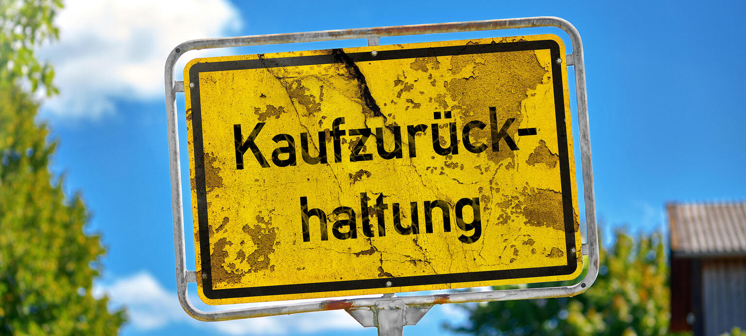 Fotomontage, Ein altes Ortschild mit der Aufschrift 'Kaufzurückhaltung'
