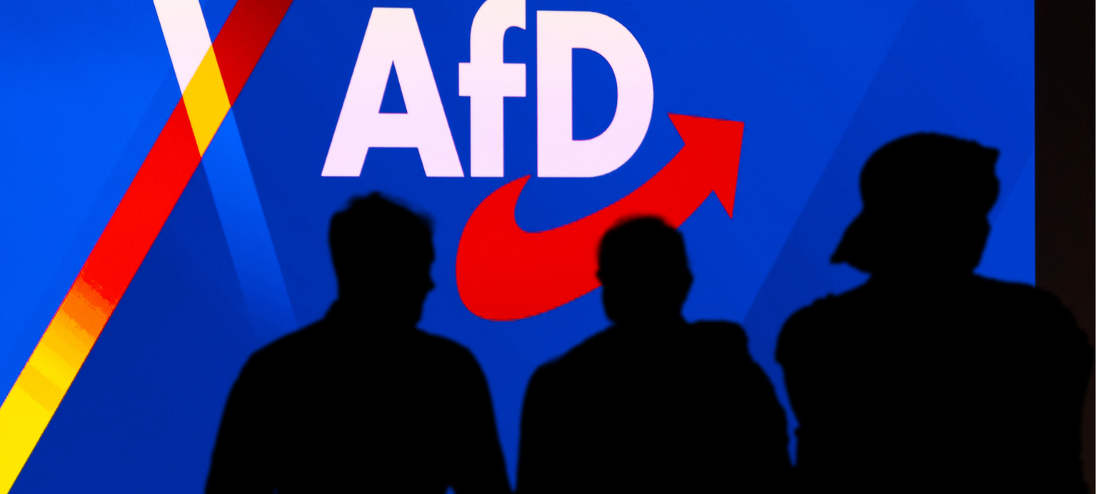 Fotomontage, AfD-Logo auf Bildschirm mit Silhouetten von Personen.