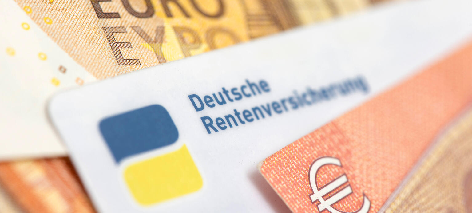 Symbolbild: Ein Rentnerausweis der Deutschen Rentenversicherung zwischen Euro Banknoten.
