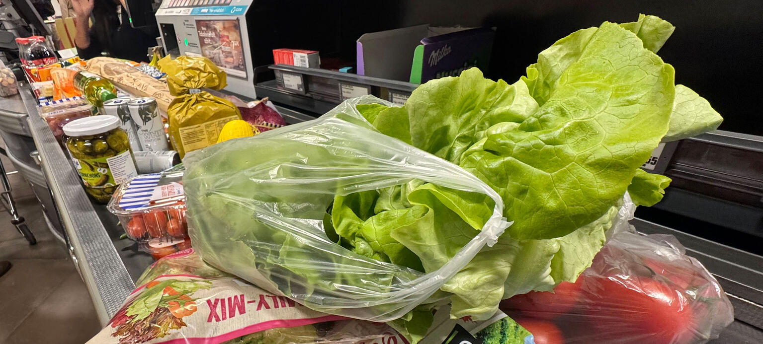 Lebensmittel liegen auf einem Kassenband an einer Supermarktkasse.