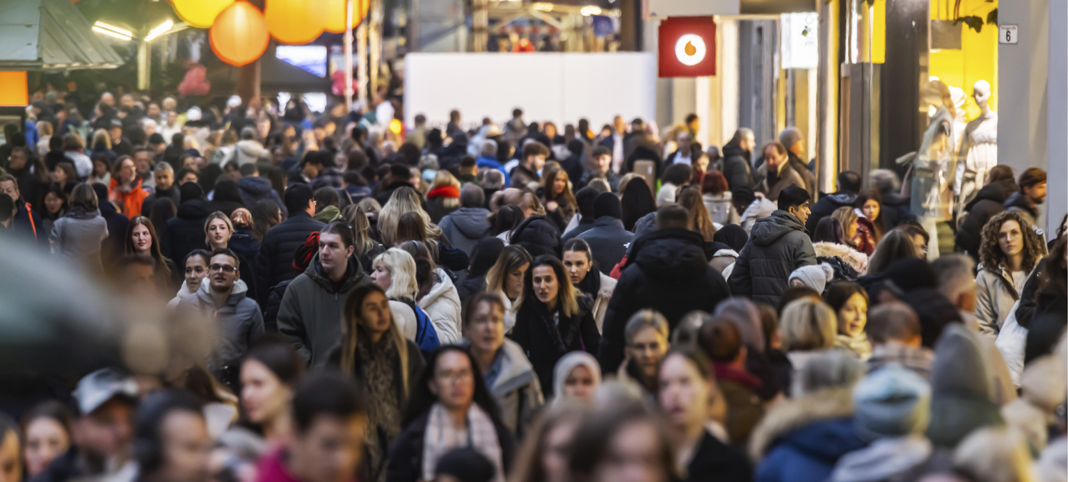Stuttgart leuchtet 2025. Lange Einkaufsnacht in der Innenstadt. Lichtinstallationen und andere Attraktionen sorgten für Besucherandrang. Organisiert wurde die Aktion von der City-Initiative Stuttgart (CIS) . Stuttgart, Baden-Württemberg, Deutschland