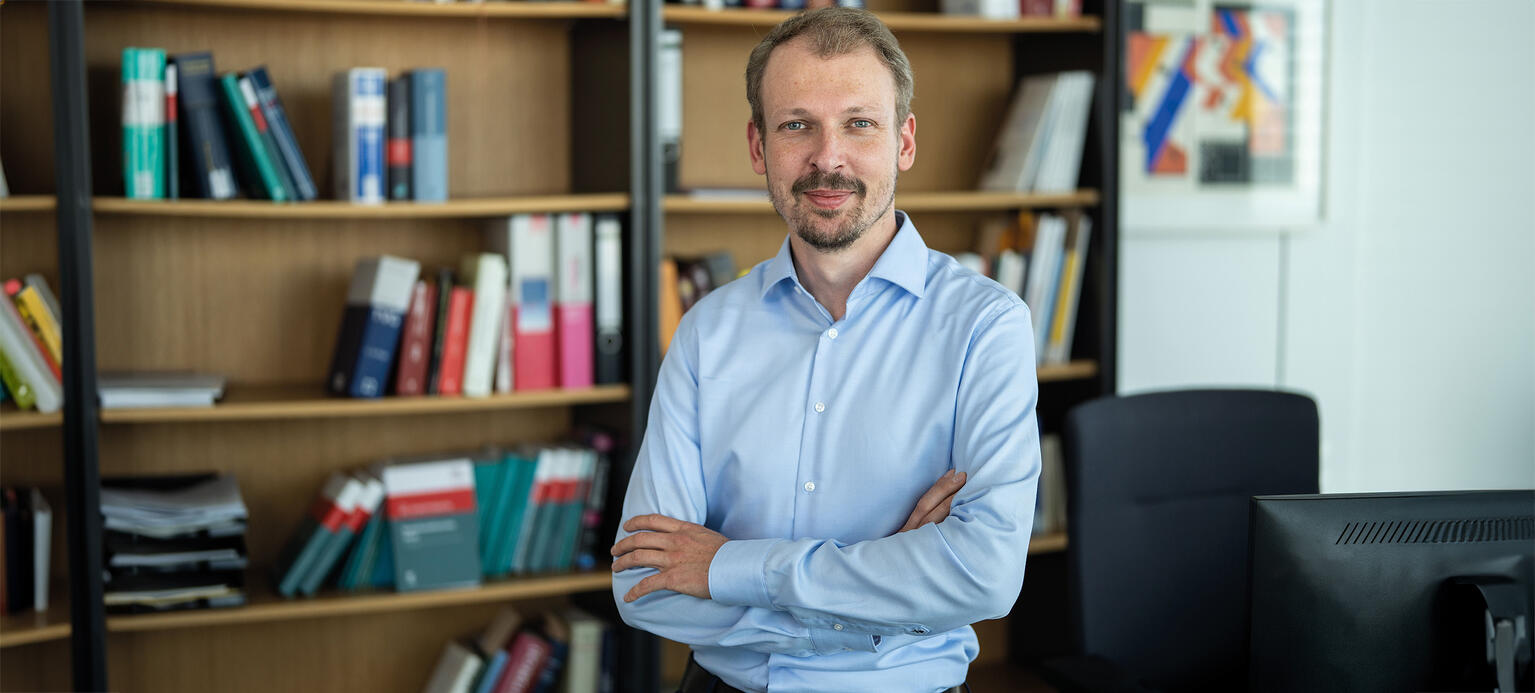 Porträt von Laurens Brandt, wissenschaftlicher Referent für Arbeitsrecht am Hugo Sinzheimer Institut der Hans-Böckler-Stiftung, in seinem Arbeitszimmer