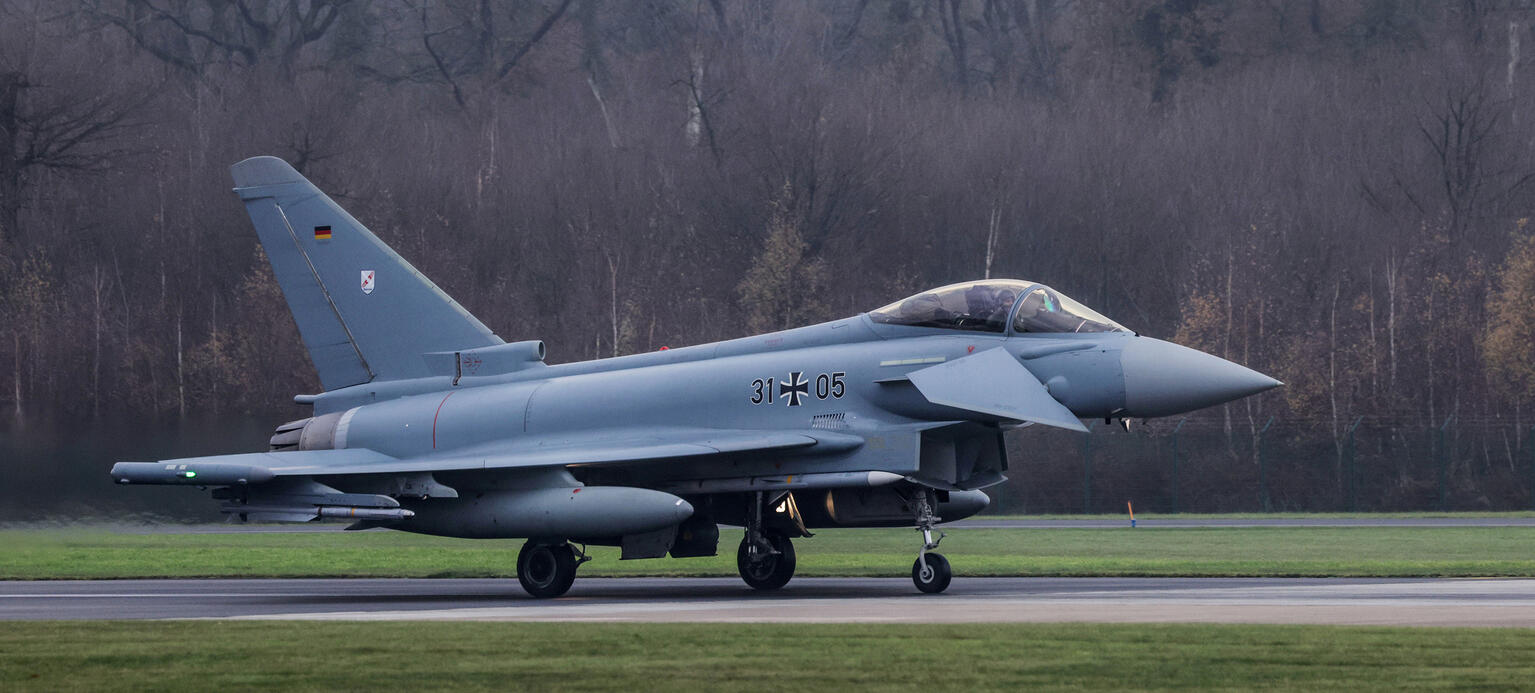 Ein Eurofighter der Luftwaffe rollt zur Startbahn.