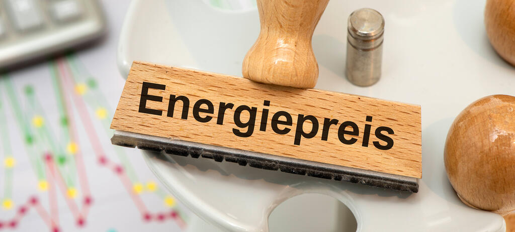 Symbolbild: Ein Holzstempel ist beschriftet mit dem Aufdruck Energiepreis.